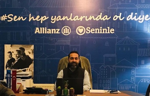 Sen hep yanlarında ol diye