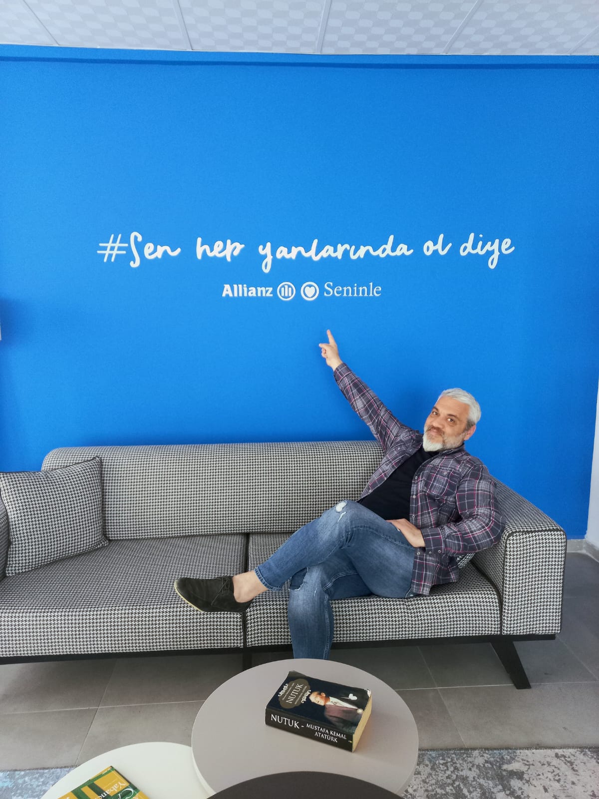 Sen hep yanlarında ol diye